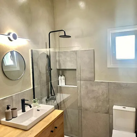 2 Doors Apartment *
