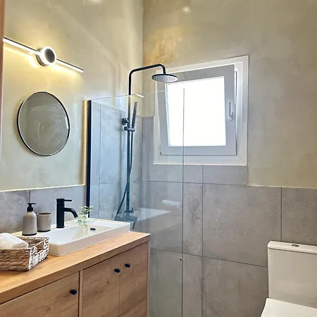 2 Doors- Luxury By The Sea, Easy Parking Kavala