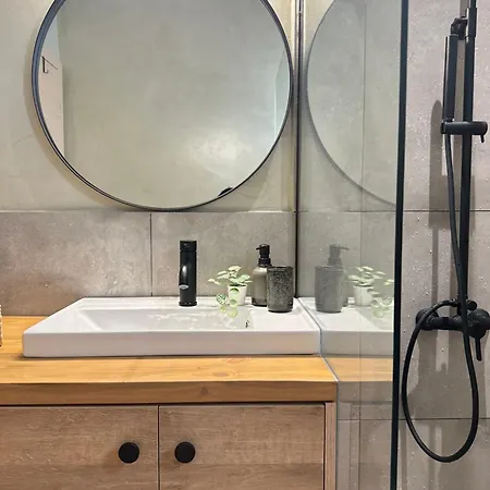 2 Doors- Luxury By The Sea, Easy Parking *