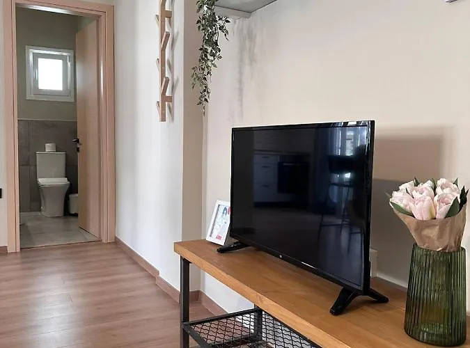 2 Doors- Luxury By The Sea, Easy Parking Apartament *