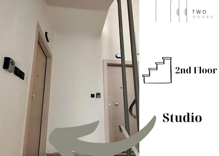 2 Doors- Luxury By The Sea, Easy Parking *