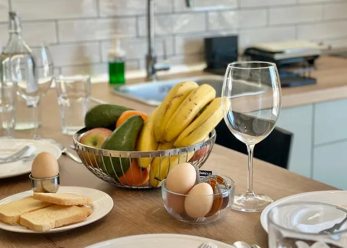 2 Doors- Luxury By The Sea, Easy Parking Apartament *