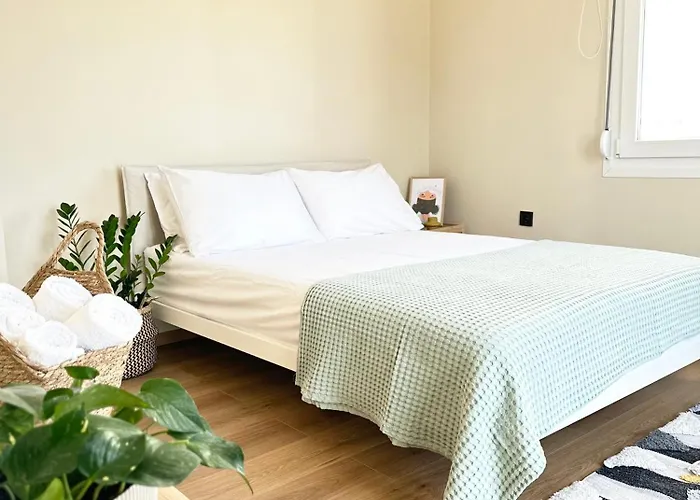 2 Doors- Luxury By The Sea, Easy Parking Apartament *