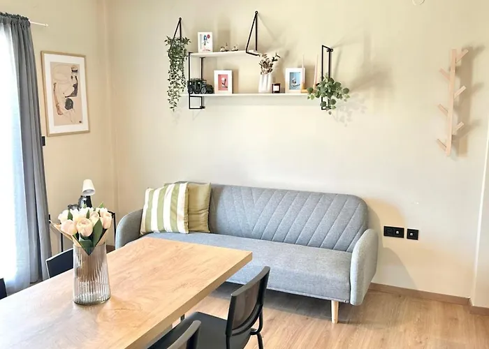 2 Doors- Luxury By The Sea, Easy Parking *