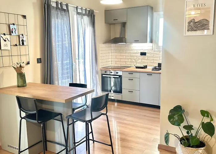 2 Doors- Luxury By The Sea, Easy Parking Apartament