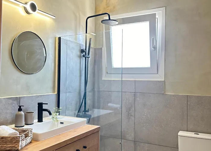 2 Doors- Luxury By The Sea, Easy Parking Kavala