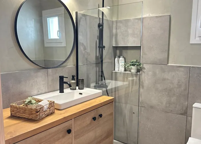 2 Doors- Luxury By The Sea, Easy Parking Apartament *