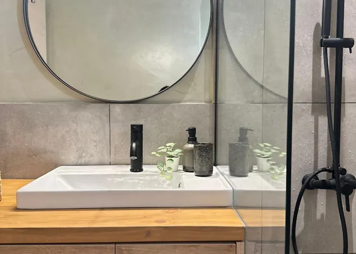 2 Doors- Luxury By The Sea, Easy Parking *